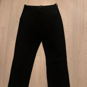 Kostymbyxor - Helt oanvända kostymbyxor från Vero Moda. Rakmodell. VMZAMIRA straight pant.