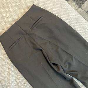 Svarta kostymbyxor med slits på båda sidorna. Storlek 38. Helt nya oanvända. Märke Dilvin från Chiquelle. 