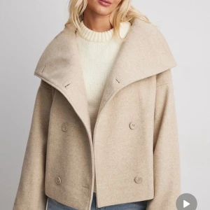 Dubbelbröstad kappa - Kort beige kappa med dubbla kragar, supersnygg & trendig! Storlek 38, säljer för 500 kr