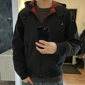 Baracuta cardigan - Tja! Säljer nu min asfeta baracuta cardigan. Skicket är 10/10 som ny och nypris ligger på 4300. Skriv för mer info och bilder!