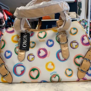 Handväska XOXO - Totalt 6 fickor, två , två huvud fickor samt 3 överiga fickor, en huvud blixtlåsfack, 3 överiga fickor, en av dem med dragkedja  Stlk ca 38.00*22.00*13.00cm 