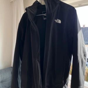 The north face jacka - Säljer denna riktigt feta jacka perfekt för våren! Nypris 1350, skicket på jackan är prffekt då den bara har använts ett fåtal gånger! Skriv om ni har några funderingar!