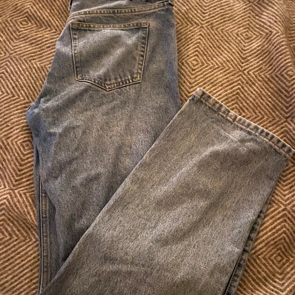 (FÖRSTA BILDEN LÅNAD) Säljer dessa raka weekday jeansen som tyvärr inte kommer till användning💓. Jeans & Byxor.