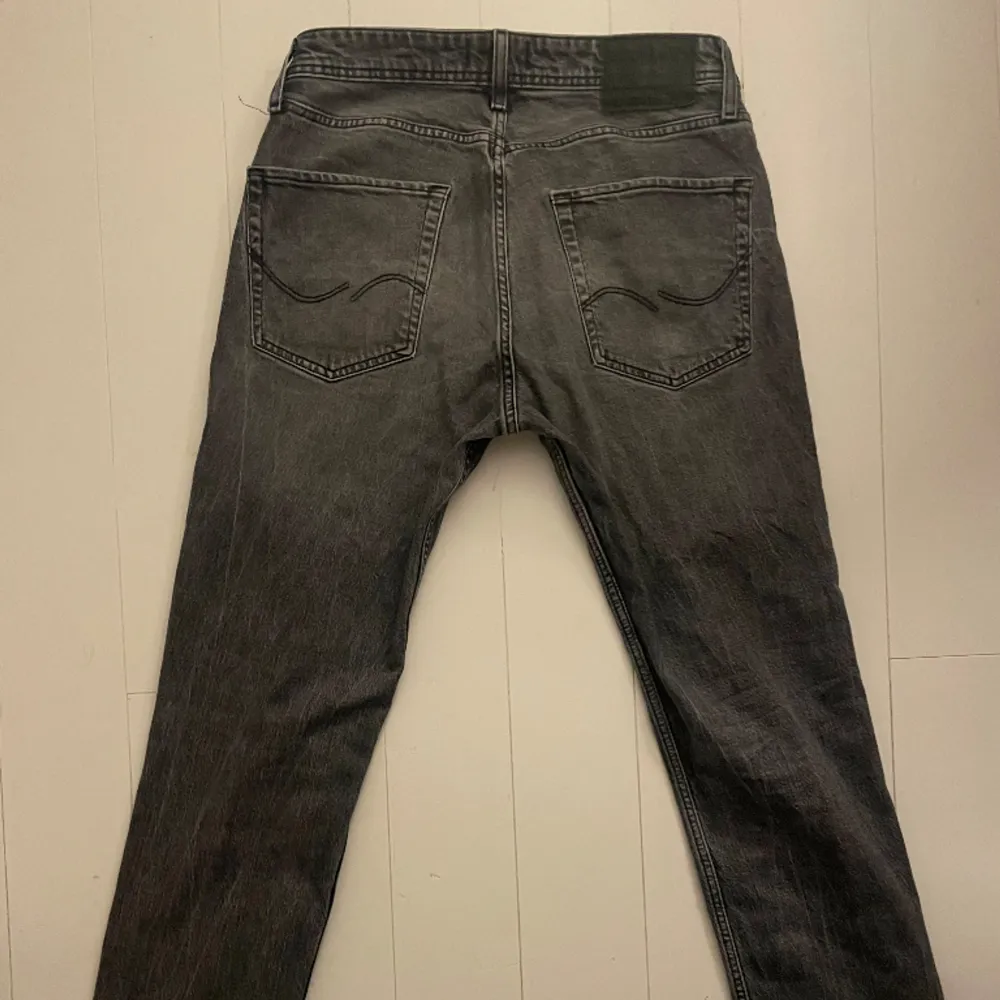 Säljer nu ett par till feta jeans som är i en snygg grå färg! Storleken är 31/34 men passar ganska så bra på mig! Om du undrar nåt så skriv då!😄. Jeans & Byxor.