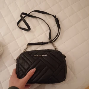 Micheal kors väska - Jätte söt väska köpt från själva butiken i paris för 2500, använd en del gånger men där finns ingen direkt skada eller etr fel på den.