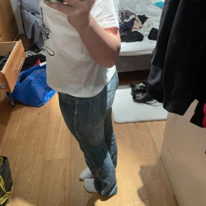 Snygga lowwaist - Mörkblåa lågmidjade jeans köpta second hand❤️ Öppen för prisförslag och köp nu💕