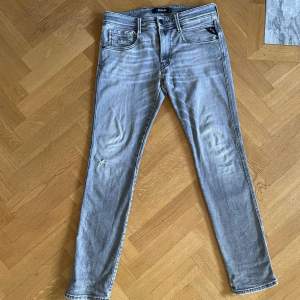 Säljer dessa jeans från replay i modell Anbass | Storlek: 31 | Skicket på jeansen är bra utan några defekter | Mitt pris: 399kr - Nypris: 1499kr |