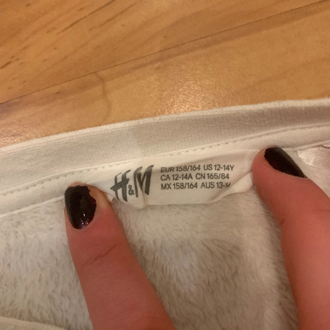 Vit fluffig långärmad hedwig tröja. - 90