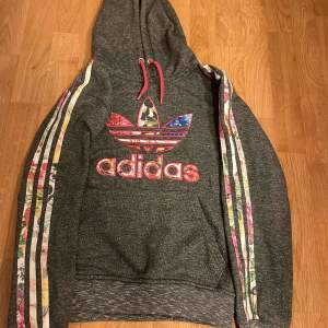 Adidas hoodie med blommigt mönster Tröjan är i storlek medium men sitter mer som small