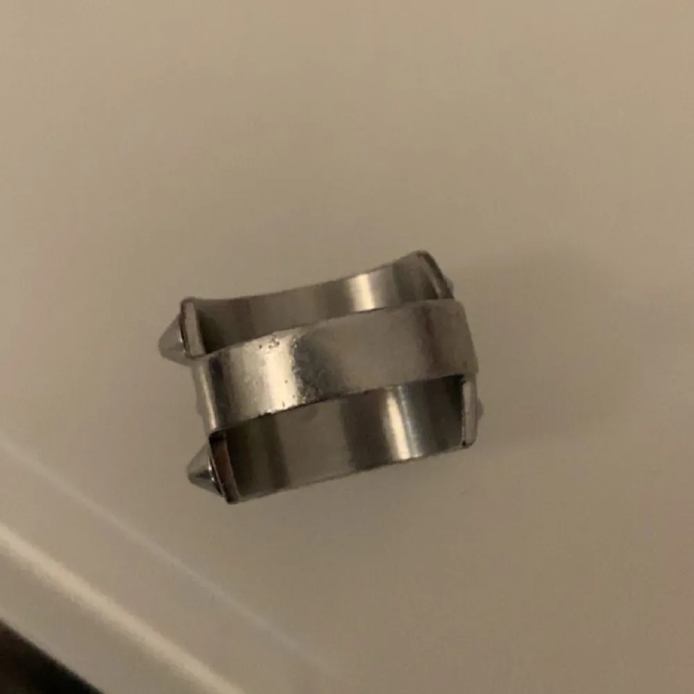 Säljer min Edblad ring i silver då jag andvänder guldsmycken. Ringen har några repor som man kan se på andra bilden.Köparen betalar frakt. Accessoarer.