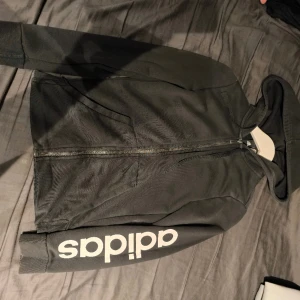 Adidas ziphoodie - Adidas ziphoodie i fint skick  Storlek xs