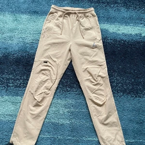 Jordan byxor - Tjenare! Säljer mina Jordan byxor nu, nypris 850kr köpta i Tyskland i somras. Knappt använda och bra skick med tunt sommar material. Säljs ändats för att jag har bytt stil. Hör gärna av er för frågor!