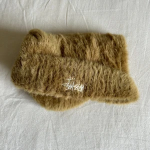 Stüssy mohair mössa - Lite blekt på insidan