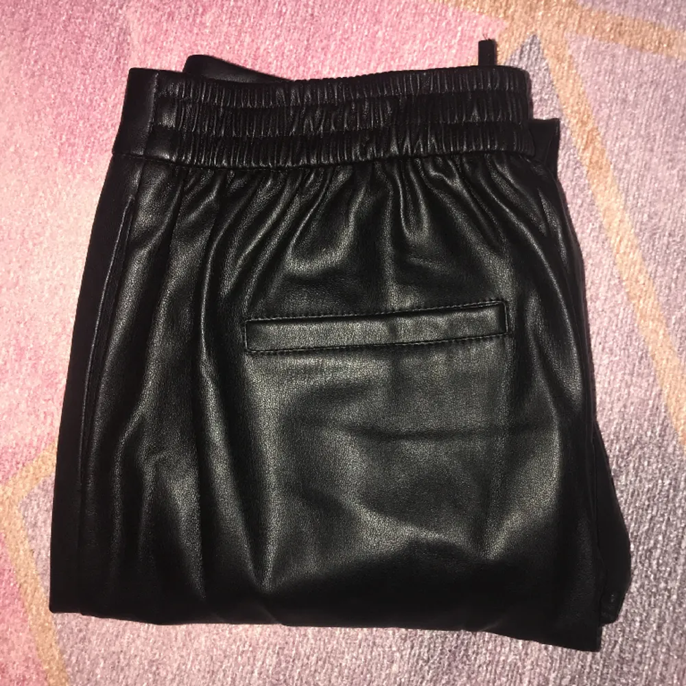 Black leather pants with pockets. The quality is so good and it has barely been worn. We bought it for 2000 and that is pretty expensive so we lowered the prize.. Jeans & Byxor.
