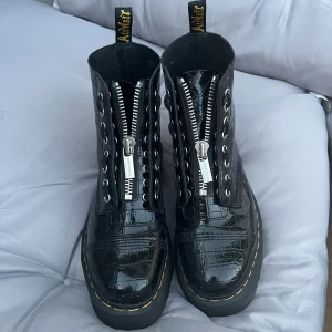 DR. Martens Boots 42 - Svarta DR. Martens i krokodilskin.   Storlek 42  I nyskick. Endast använda vid två tillfällen.   Från ett djur- och rökfritt hem.   2500kr nypris.