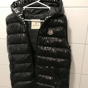 Moncler väst  - Glansig moncler väst storlek S