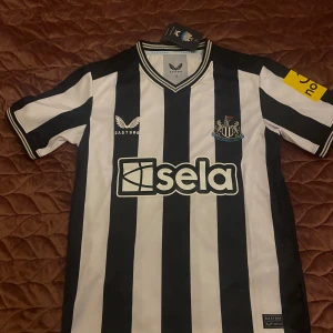 Newcastle United  - En helt nu Alexandra Isak tröja oanvänd, köpte i fel storlek därför säljer jag den.