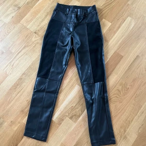 Skinnbyxor  - Skinnbyxor med mocka detaljer från Tally Weijl i storlek 32. Endast använd en gång så de är i fint skick! Dm för mer info eller bilder💓💓