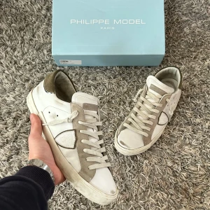 Philippe Model skor  - Säljer mina feta Philippe models som är i mycket fint skick. Lite små defekter men inget som märks vid användning. Skick:8,5/10. Vid frågor eller funderingar är det bara att höra av er!