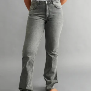 Gina jeans  - Bootcut jeans med en medelhög midja, nästan lågmidjade. Jeansen är gråa och är stretchiga i materialet. Det  är storlek 34 men det passar 36 också.  Dessa är aldrig används har till och med pirlappen kvar. nypris 499kr, mitt pris 300kr💓