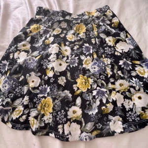 Blomig sommrig kjol🎀 - Ganska kort, bekväm blommig kjol!