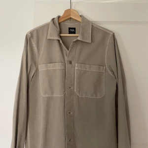 Zara Overshirt  - Aldrig använd Overshirt Zara Säljes för: 300 Kr 