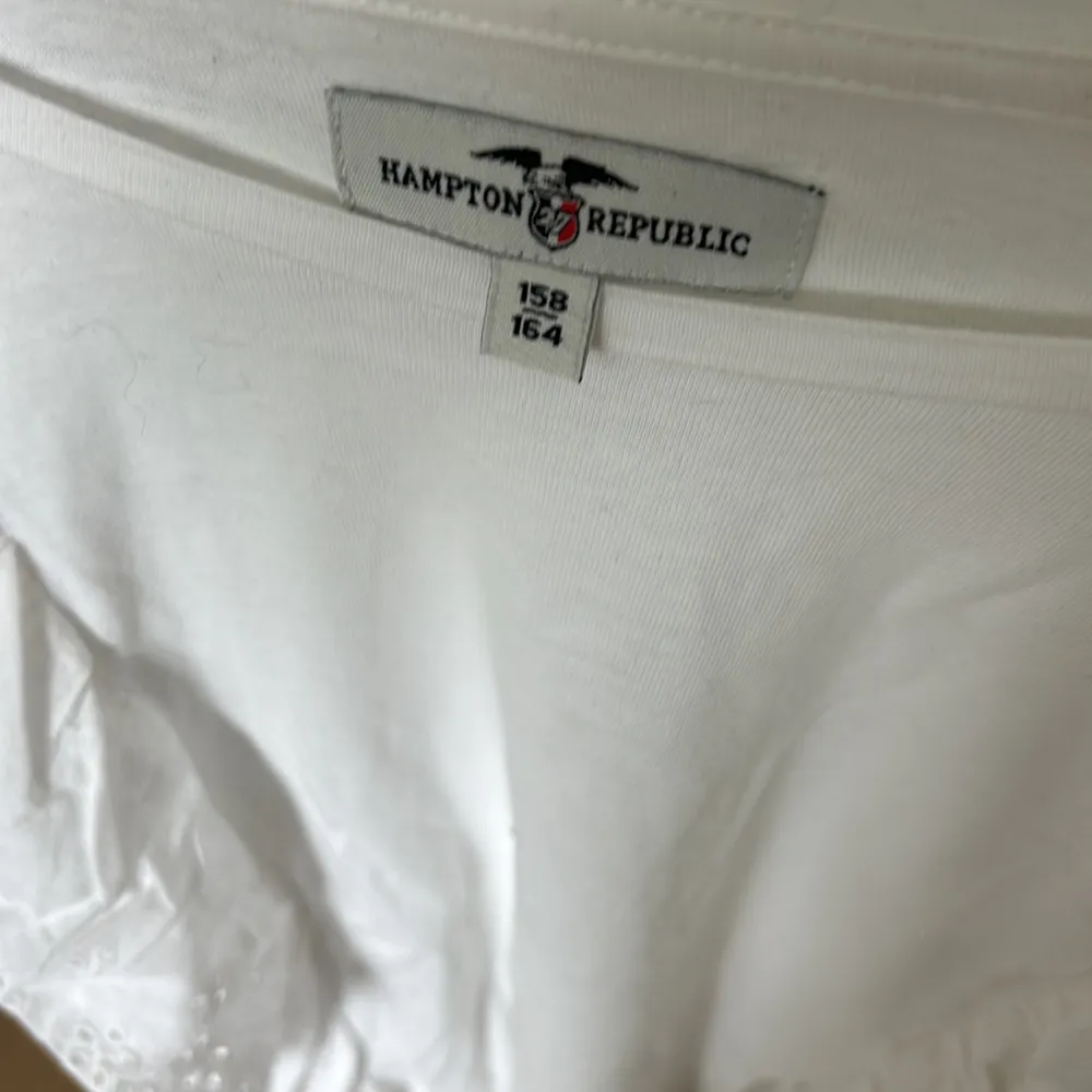 En super fin volang tröja från Kappahl om inte jag minns fel. Den är super bra skicka använd max 3 gånger . T-shirts.