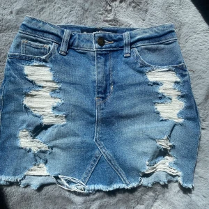 Ljusblå jeans kjol - Ljusblå jeans kjol som jag köpte på sellpy men den passar tyvärr inte så säljer här istället💕