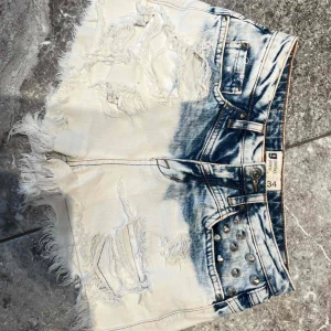 Jeanshorts  - Jeanshorts i nyskick från Gina tricot 