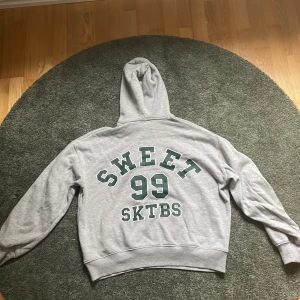Sweet sktbs hoodie - Säljer pga inte använder den längre. Köpt ifrån junkyard. Storlek xs men den är stor i storleken.