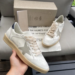 Golden goose skor - Säljer nu ett par HELT SPRILLANS NYA Golden goose ballstar! De är sjukt snygga och passar till allt. Nypris ligger på 6-7 tusen kronor. Allt OG medföljer, men boxen är lite trasig. Hör av er vid funderingar!