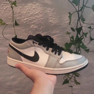 Jordan 1 low light gray  - Skorna tillhörde till min bror som har flyttat hemifrån och lämnade kvar dem. De är i ok skick. Storlek 43.