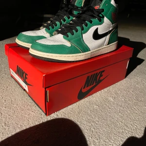 Jordan 1 High lycky green - Riktigt fina Jordan 1 retro high lycky green. Enbart provade, skick 9/10. Storlek 43. Säljer då jag inte använder dom. Självklart äkta. 