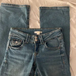 Jeans Bootcut lowwaist  - Snygga jeans inte använda mycket, lowwaist Bootcut passar folk som bär 32 annars 💗