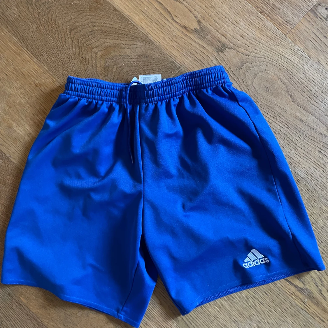 Adidas shorts i storlek 152