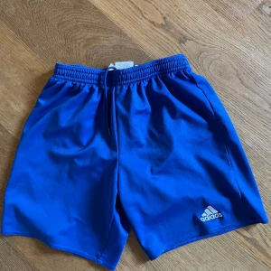 Adidas shorts i storlek 152 - I mycket fint skick 