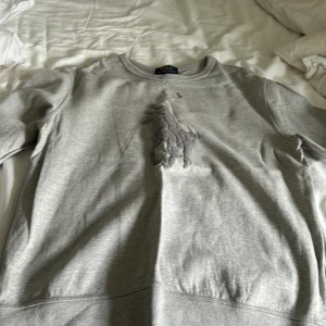 Ralph lauren Crewneck - Stl S. Jättebra skick och inte använd mycket säljer pågrund av att växt ut den.