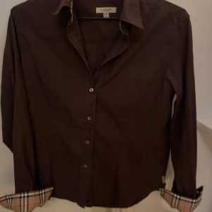 Burberry skjorta  - Säljer nu min burberry skjorta då den är för liten size M men sitter som en slim fit S så ungefär mellan S och Xs cond 8/10 vid fler frågor eller funderingar kontakta mig 