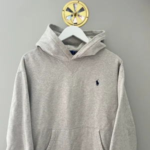 Ralph Lauren hoodie  - Ralph Lauren hoodie i fint skick utan snören för luvan.  OBS storlekn i tröjan är LG men Passar mig som är 1.73 cm