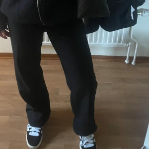 kostymbyxor - svarta lågmidjade kostymbyxor strl 38! 💘💘