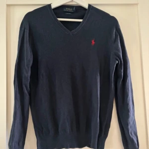 Ralph lauren tröja - Säljer denna snygga v-ringade tröjan från Ralph lauren i topp skick 9/10| riktigt skönt material | storlek S men passar definitivt xs | hör av er vid minsta fundering!🤩
