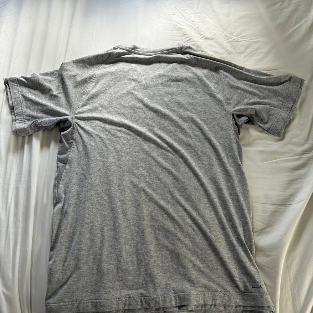 En tröja från adidas använd ett fåtal gånger. T-shirts.