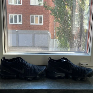 Nike airmax - 7/10 skick inget hål eller nåt bara smutsiga. De är äkta. Kostar runt 2500 nya så jag säljer dom för mycket biligare. Priset är inte hugget i Sten 