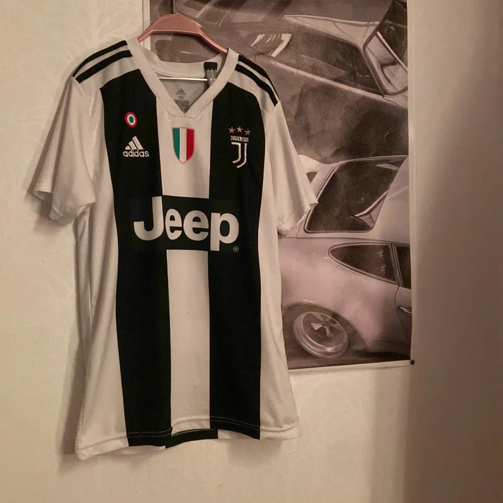 Säljer min helt nya Juventus tröja nämn ett pris så är den din. . T-shirts.