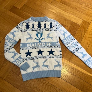 MFF jultröja - MFF jultröja barn stl 140 men liten i storleken. Mycket bra skick. 