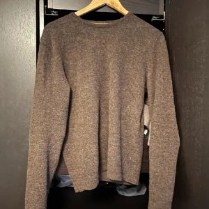 Massimo Dutti Kashmir Tröja - Tjena! Säljer en kashmir och ull tröja av Massimo dutti! Knappast använd Och säljer denna tröja för ett sjukt bra pris! Storleken på dennna är Xs/S| Priset ligger på 399 Pris kan diskuteras vid snabbt köp Tar byten/MVH CEOLIN