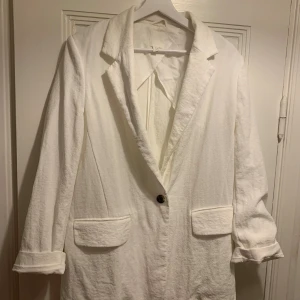 Vit blazer - Vit blazer i linne. Storlek M, men oversize modell. 