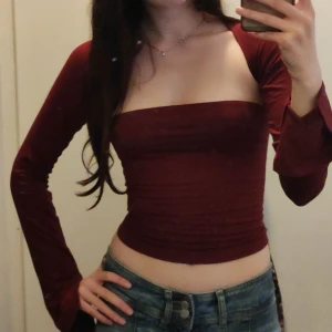 Topp  - Säljer denna fina röda toppen som inte kommer till användning. 