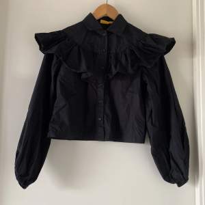 Säljer denna jätte snygga svarta skjortan 💕Inga fläckar eller skador på plaget💕 Aldrig använd💕
