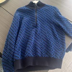 En zip sweater från J.Lindeberg. Använd sparsamt! Storlek M